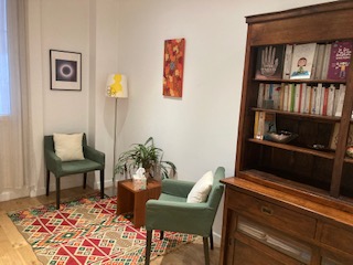 Intérieur du cabinet de psychanalyse situé à Paris 17, avec 2 fauteuils et une table basse